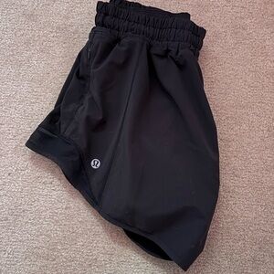 Lululemon Black hotty hots 4”